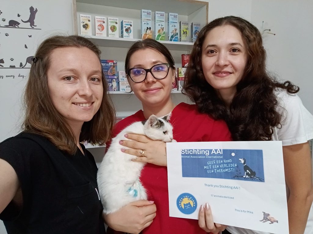 Cezara si echipa de la Paws Vet - mulumim asociatiei Stitching AAI Olanda
