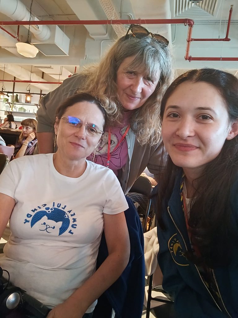 Cezara și Gabi cu alt participant la conferință