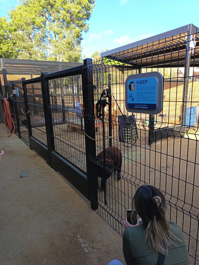 Tarcuri exterioare la Helen Woodward Animal Center